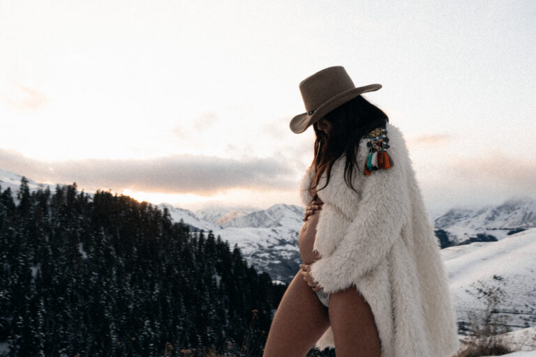 Femme enceinte dans un paysage hivernal, lifestyle, grossesse, photographe, shooting, montagne, nature, photographie.