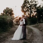 Couple s'embrassant dans un cadre romantique, mariage elepement, lifestyle, photographie artistique en plein air.