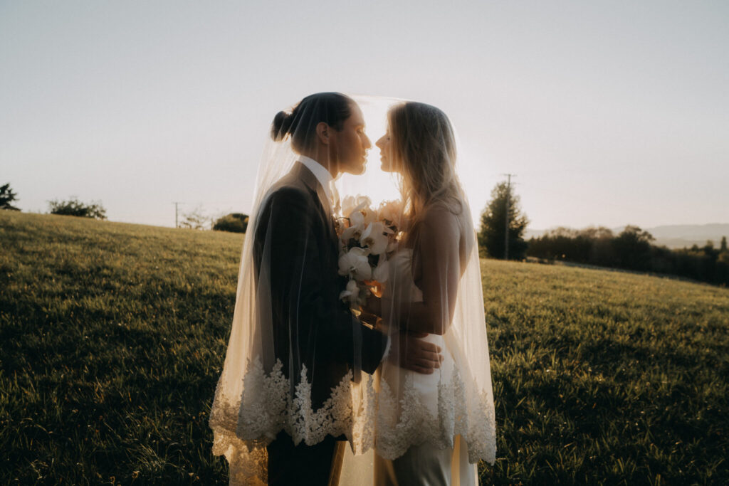 Couple marié au coucher du soleil, photographie lifestyle, élopement romantique, shooting photo mariage champêtre.