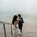 Couple romantique sur la plage, photographie de mariage, elopement, lifestyle, séance photo artistique, photographe professionnel.