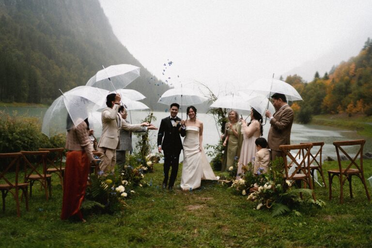 Mariage en extérieur sous parapluies, elopement romantique, couple heureux, photographie lifestyle, photographe créatif.