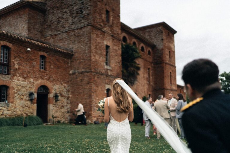Mariage romantique en château, shooting lifestyle pour couples, photographie de mariage élégante et authentique.