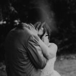 Couple s'embrassant lors d'un shooting mariage, style lifestyle, photographie romantique, élopement, photographe pro.