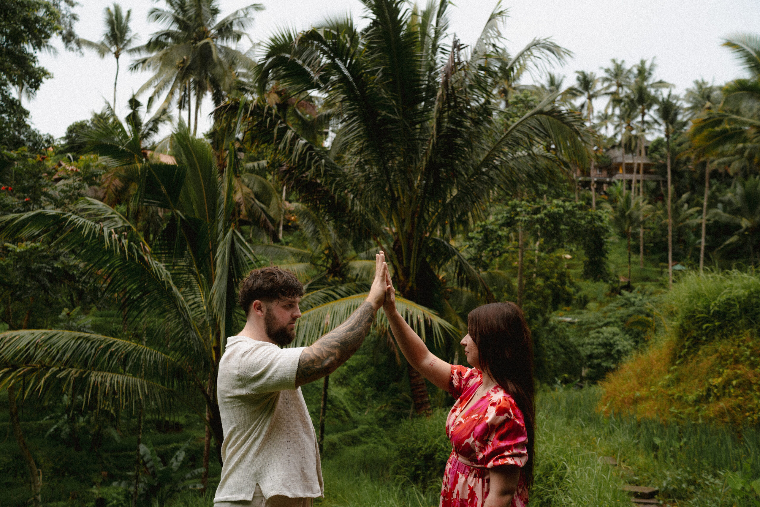 Couple romantique en pleine nature tropicale, lifestyle, photographie, shooting évasion, évasion.