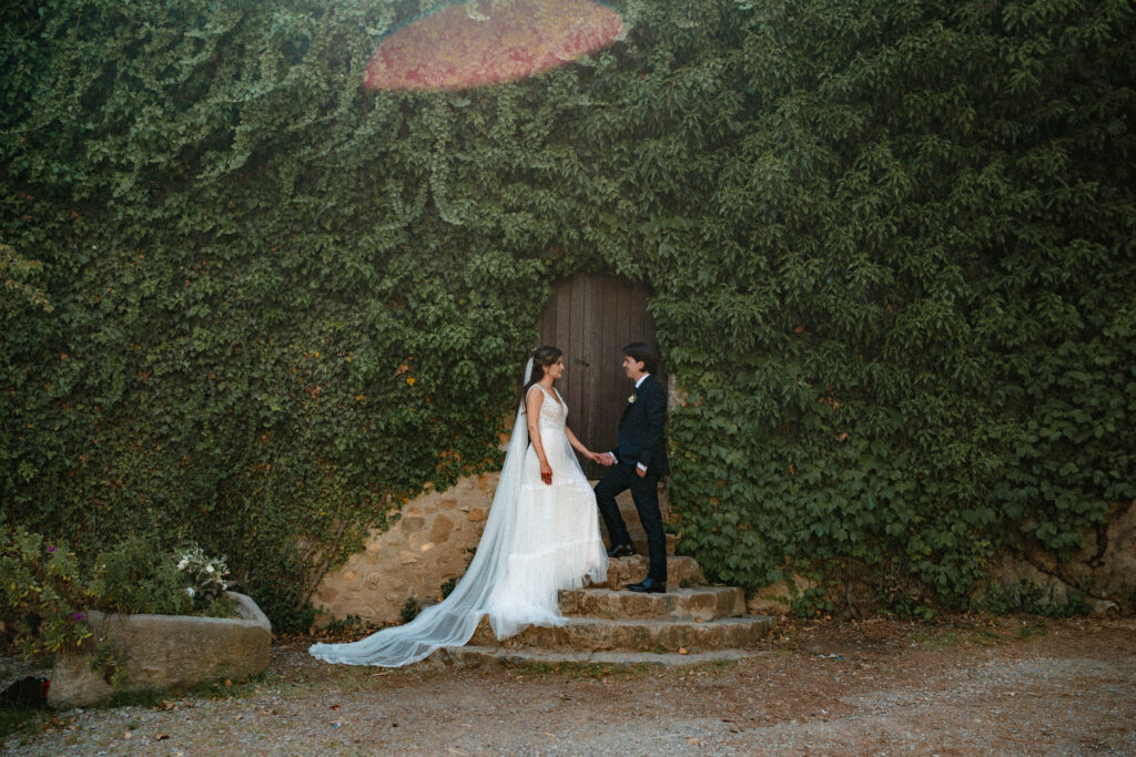 Mariage intime : couple lors d'un shooting lifestyle d'elepement, capturé par un photographe professionnel. Wedding photographer france.