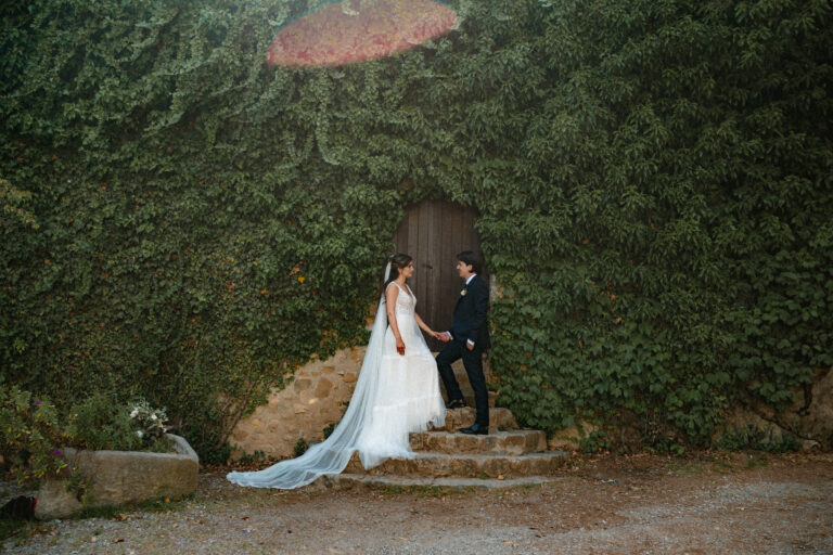 Mariage intime : couple lors d'un shooting lifestyle d'elepement, capturé par un photographe professionnel. Wedding photographer france.
